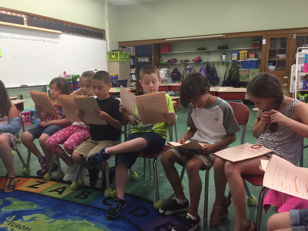 ewhitehouse09's tweet photo. Students are loving readers theatre in room 12! #secondgradeisfun #mtps #fluentreading @OceanAveSchool https://t.co/dYKUNDeCNy