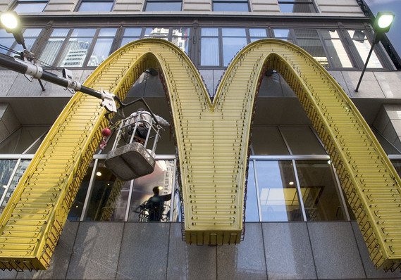 MarketWatch's tweet photo. McDonald's is moving its global headquarters from suburban Chicago to downtown https://t.co/2FVTbq3aog https://t.co/5CADQ6YFsK