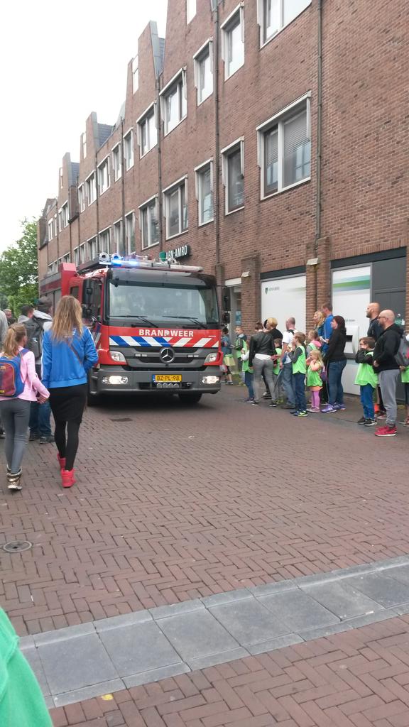 markintres's tweet photo. Brandweer voor meting naar ABN Amro in Kalversteeg #Purmerend. Eerste deel route #avondvierdaagse afgezet #omlopen https://t.co/LuGq5Vtp8u