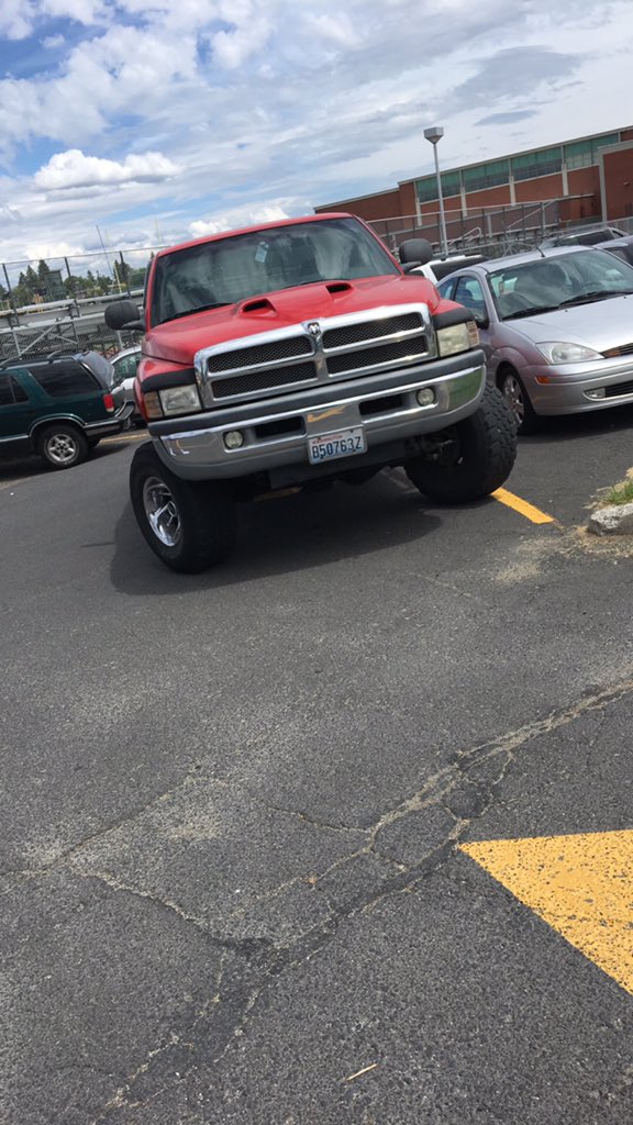 SmithKwake4's tweet photo. @meghann_robb idk cause I don't think u can see over the dash cause this isn't a Parkin spot 😉 https://t.co/lmO33IFBL4