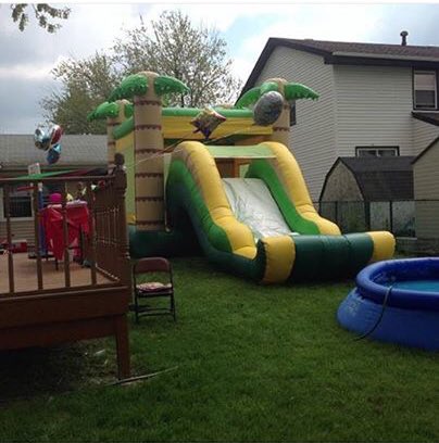 _ROZAYYYYYYYYY_'s tweet photo. Hml if y'all interested in renting bounce houses https://t.co/pDRvOu3B9J
