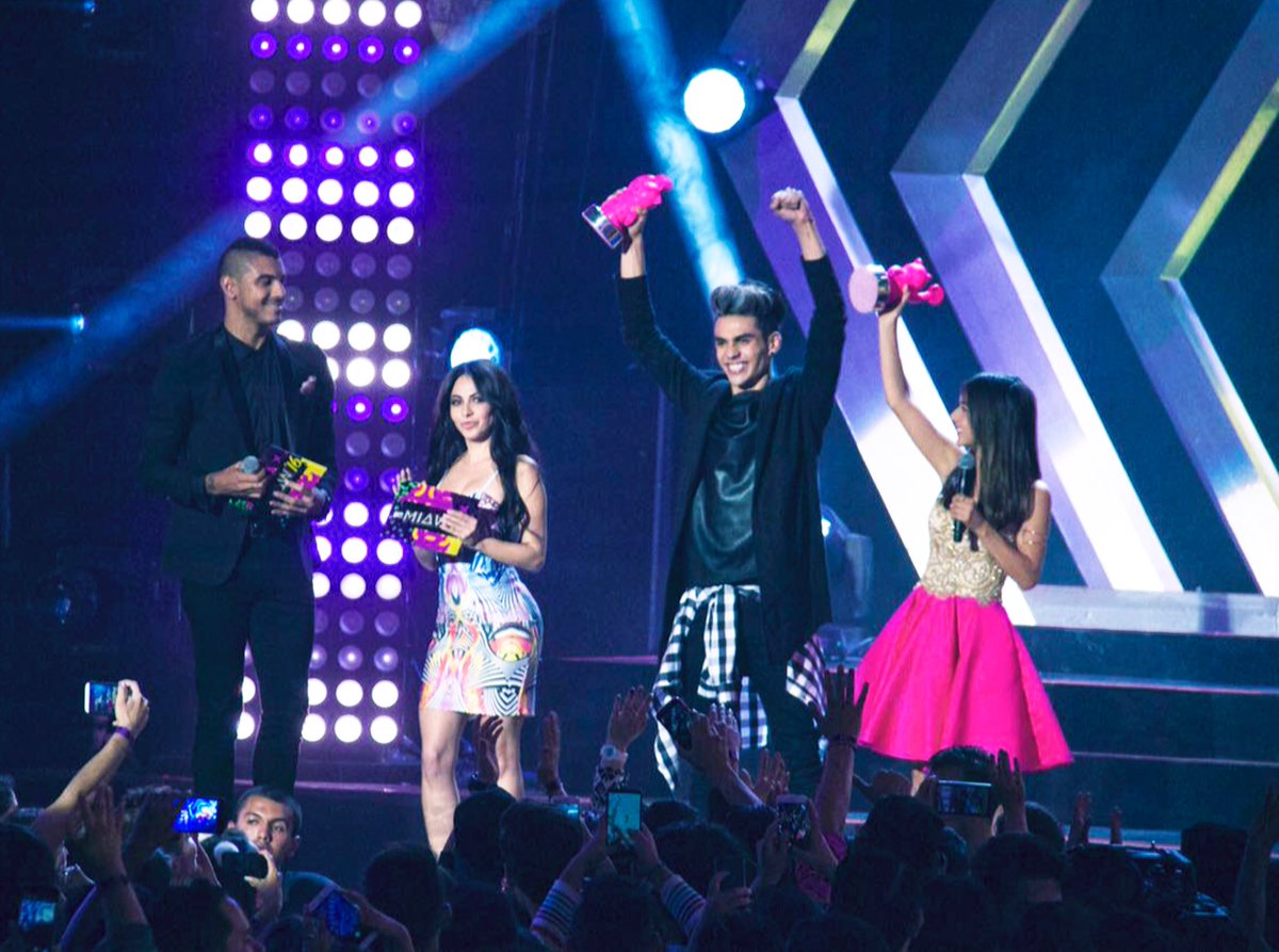 alannavarro's tweet image. ¡Gracias Coders! Un premio de todos por qué nosotros y ustedes somos CD9. #MTVMIAW2016 👏🏽
