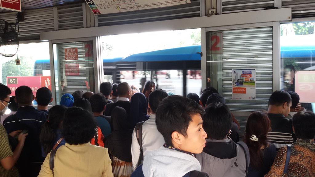 Gmn pnumpang bis bisa keluar kalau d depan PENUH ORANG.
PETUGAS CUEK SJ. KAPAN <a href="/PT_TransJakarta/">Transportasi Jakarta</a> PINTER <a href="/basuki_btp/">Basuki T Purnama</a>