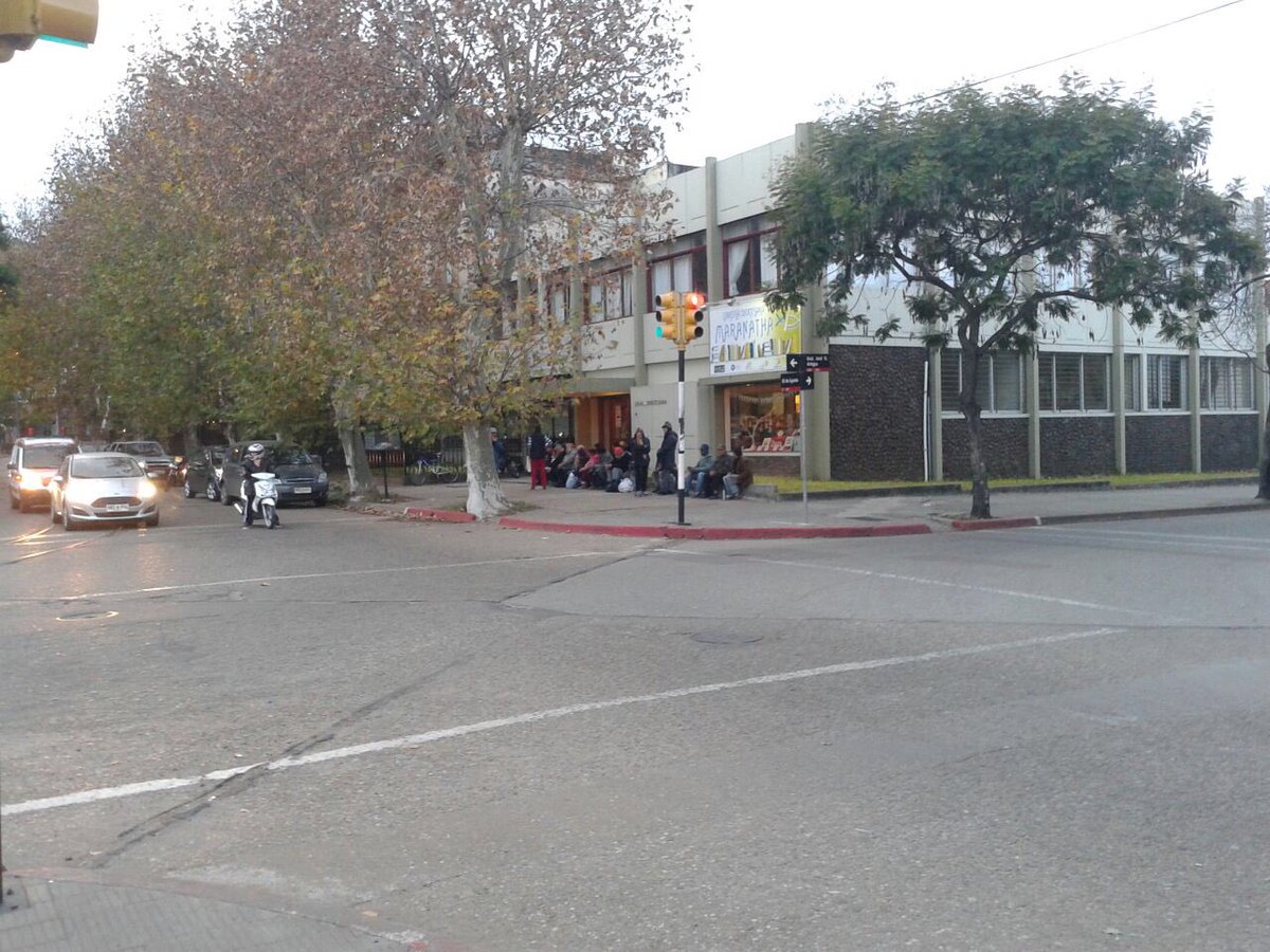 crattin's tweet photo. Gente esperando comida en la puerta de la Iglesia. Y el comedor anunciado para diciembre del año pasado por la IMS ? https://t.co/ez9Q23lhyQ