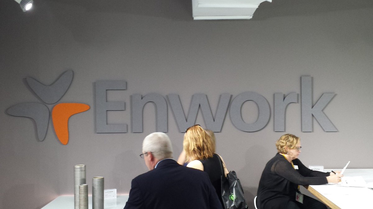sarahcolandro's tweet photo. Enwork engineered a longggg conference table with a single pedestal base...brilliant! #enworks #ASIDNeocon #NeoCon https://t.co/S18onY2Y01