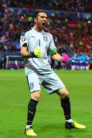 #Italia con l'età media più alta nella Storia dell'Europeo (31 anni) corre il doppio degli altri! #BELITA <a href="/SkySport/">skysport</a>