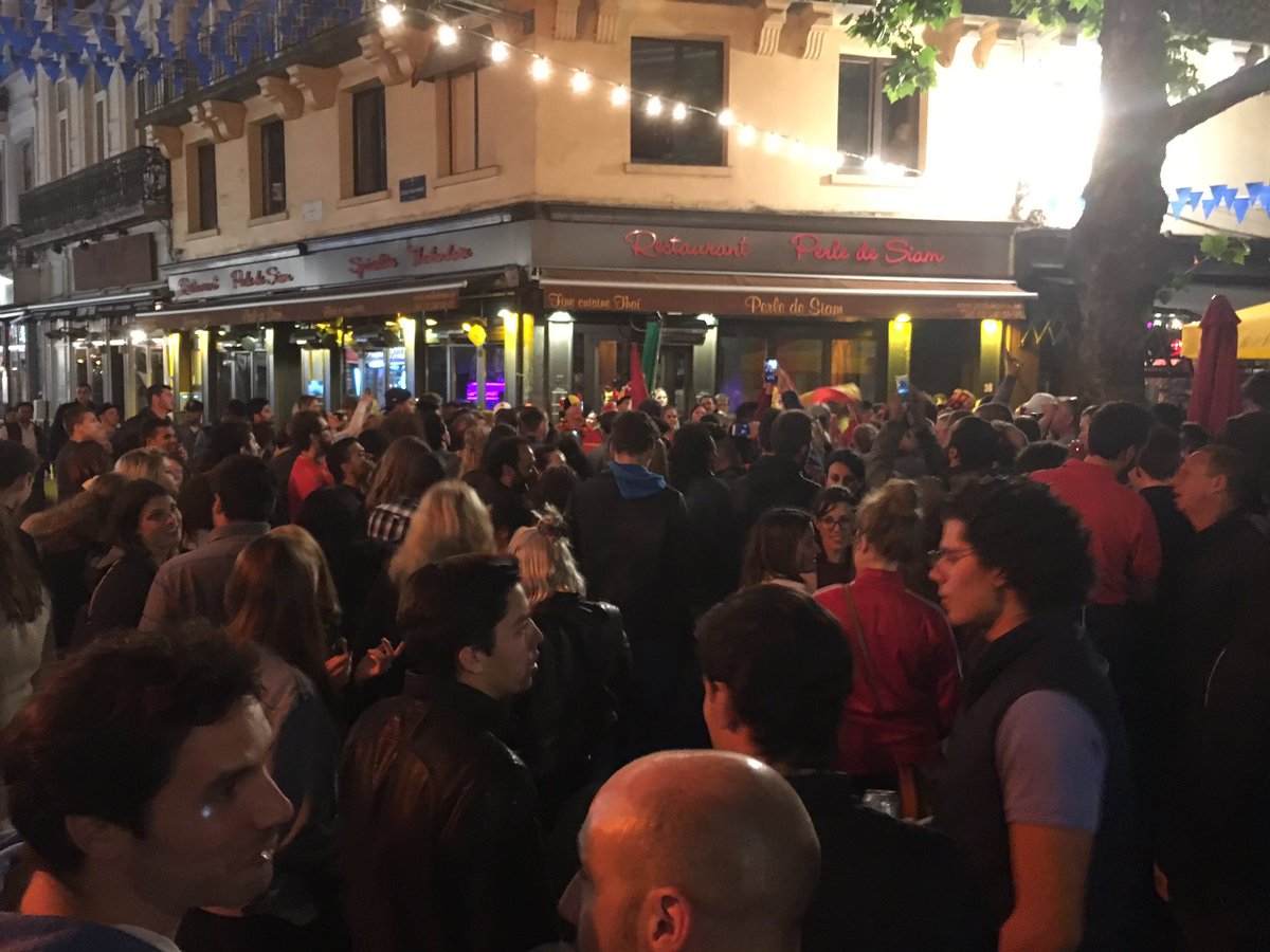 FJadoulle's tweet photo. Dans le centre de #Bruxelles, supporters belges et italiens font la fête ensemble. #BELITA https://t.co/deF1IFbRPq