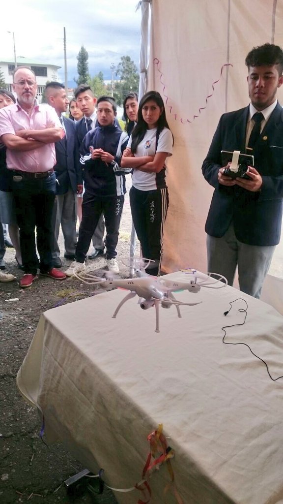 EducacionZ2_Ec's tweet photo. Estudiantes de BI presentan Dron de vigilancia informática en casa abierta de la UE Juan de Salinas #Distrito17D11 https://t.co/qKndLvLF8L