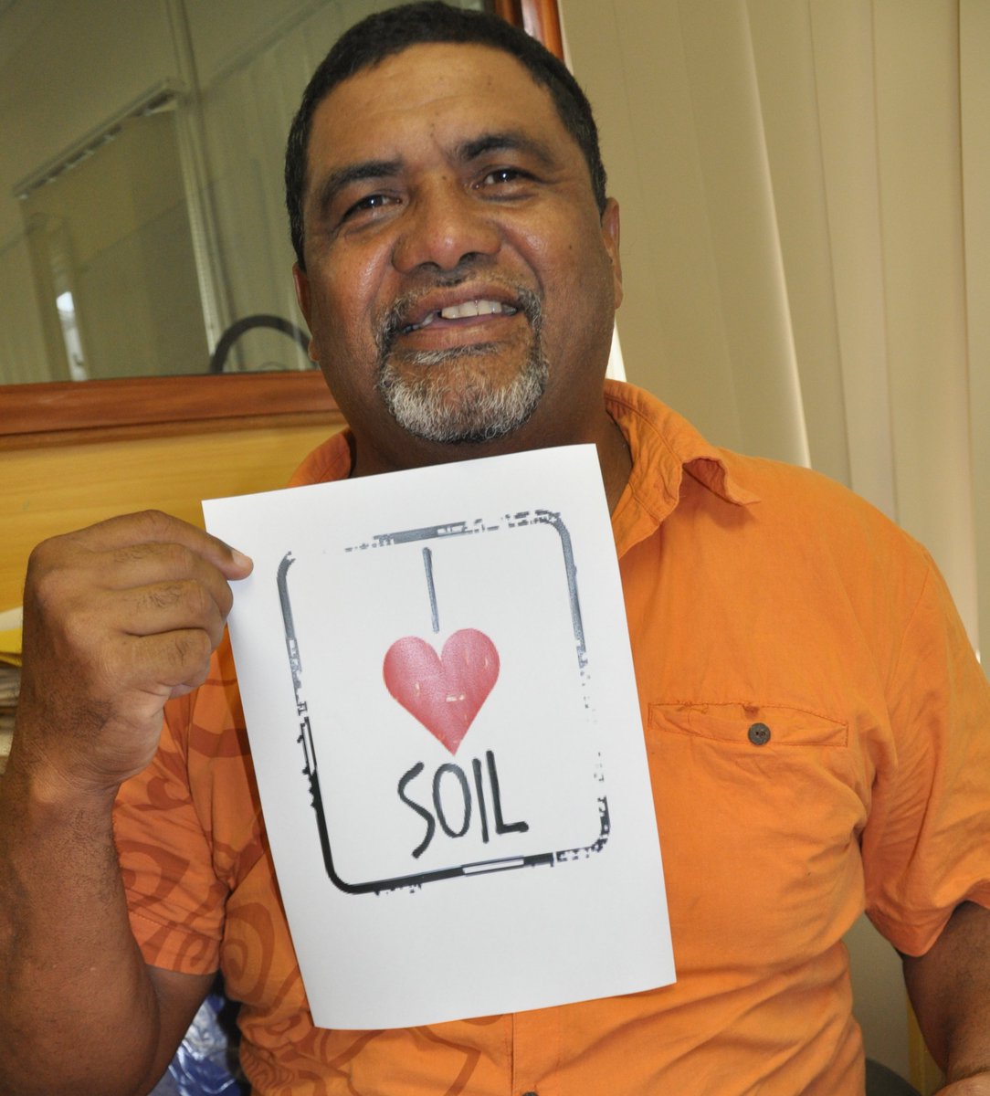 PoetCom1's tweet photo. He loves soil. So do we! #PacificOrganics @spc_cps @LanaTuks Stephen Hazelman an expert in organic farming systems. https://t.co/lxl7EgDWYr