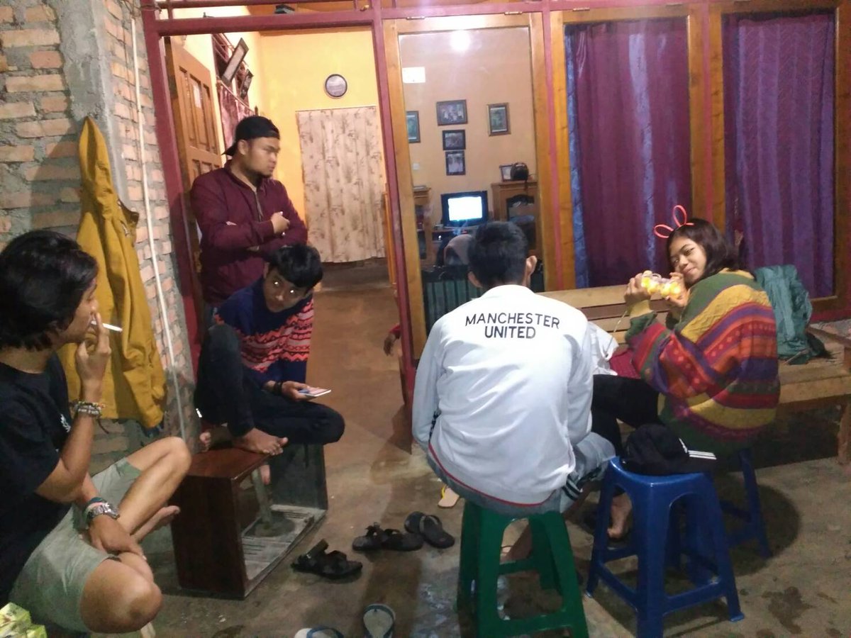 JakPadang's tweet photo. Suasana sahur bareng Jakmania Padang. Semoga kekeluargaan tetap terjalin secara utuh. Selamat sahur Jak https://t.co/JnaOlCDPwp
