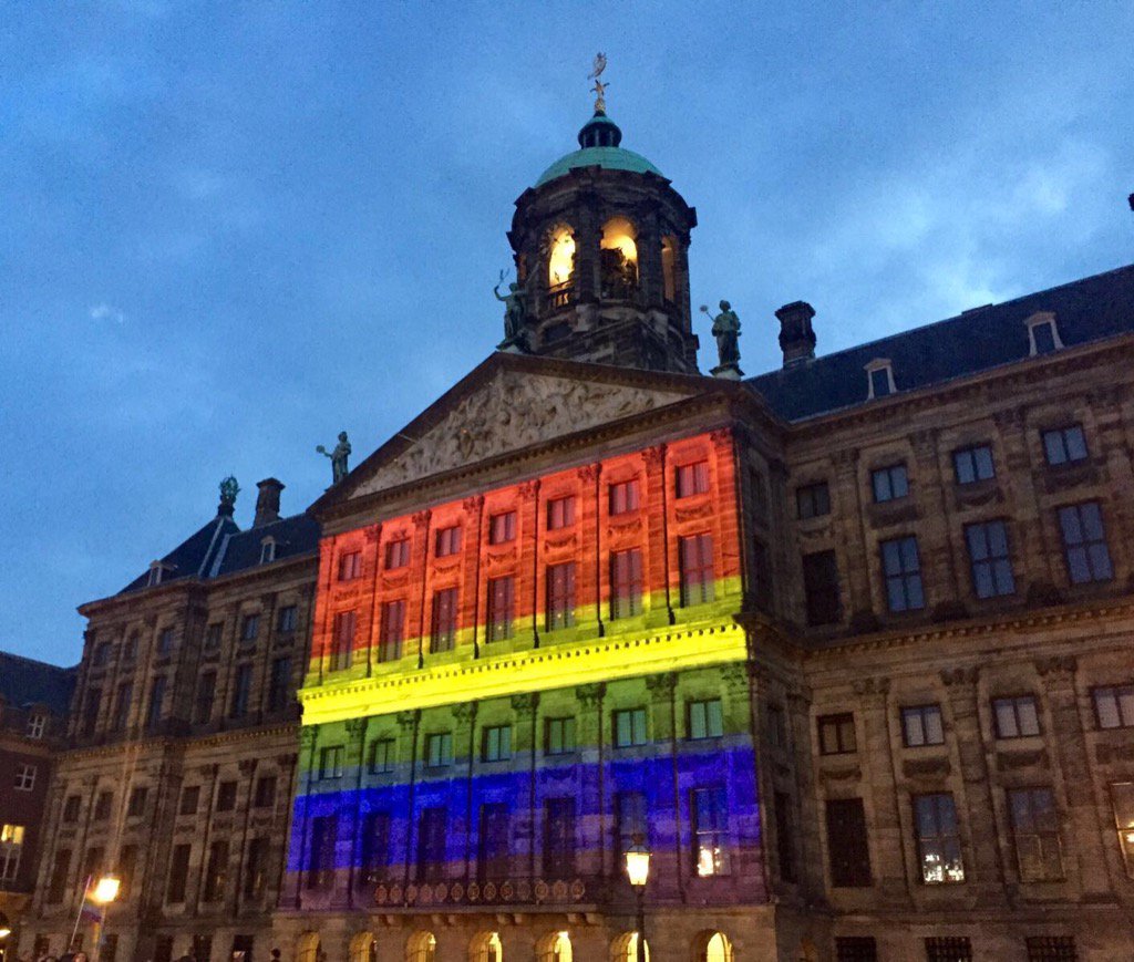 Koninklijk Paleis Amsterdam verlicht in regenboogkleuren uit solidariteit met slachtoffers aanslag in #Orlando
