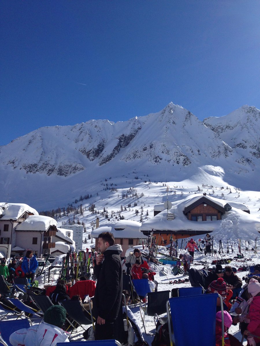 meet2ski's tweet photo. Check out our latest #blog post about the #benefits of #skiing in groups https://t.co/7oiL91L2o9 https://t.co/V9nNITaLws