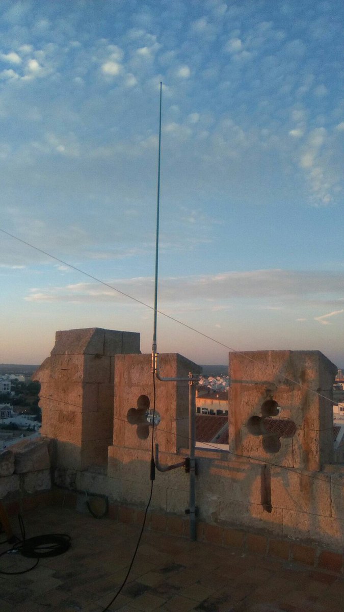 SionServera's tweet photo. El #ERIECC @CreuRojaBalears finaliza pruebas repetidores analógico y digital para Fiestas #SantJoan2016 Ciutadella https://t.co/aa5VGoA4Id