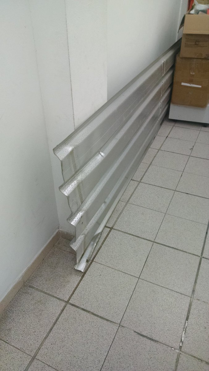 Rolonngo's tweet image. Del cielo cayó una teja en nuestra terraza y nos la robamos #ReporteTeja #ReporteRobo