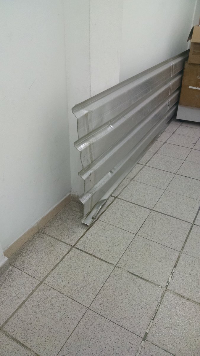 Rolonngo's tweet image. Del cielo cayó una teja en nuestra terraza y nos la robamos #ReporteTeja #ReporteRobo