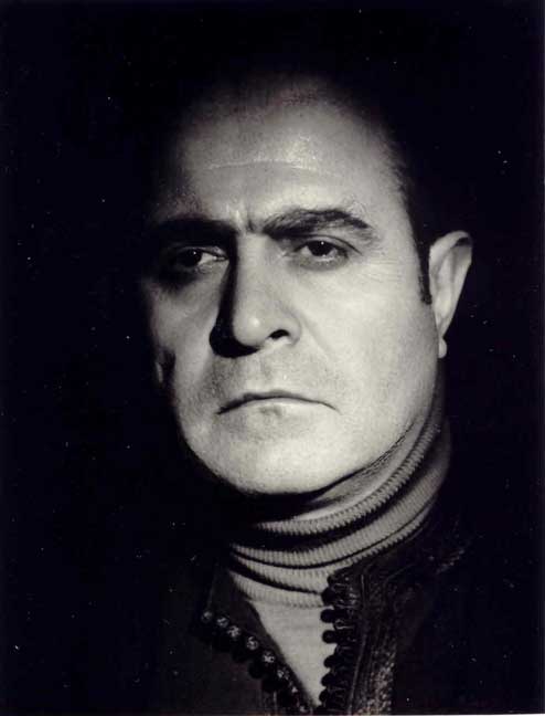 Mağlup mu desem mahçup mu,
Ama ikisi de değil,
Ben garip,
Sen güzel,
Dünya umutlu.....

[ AhmedArif ]