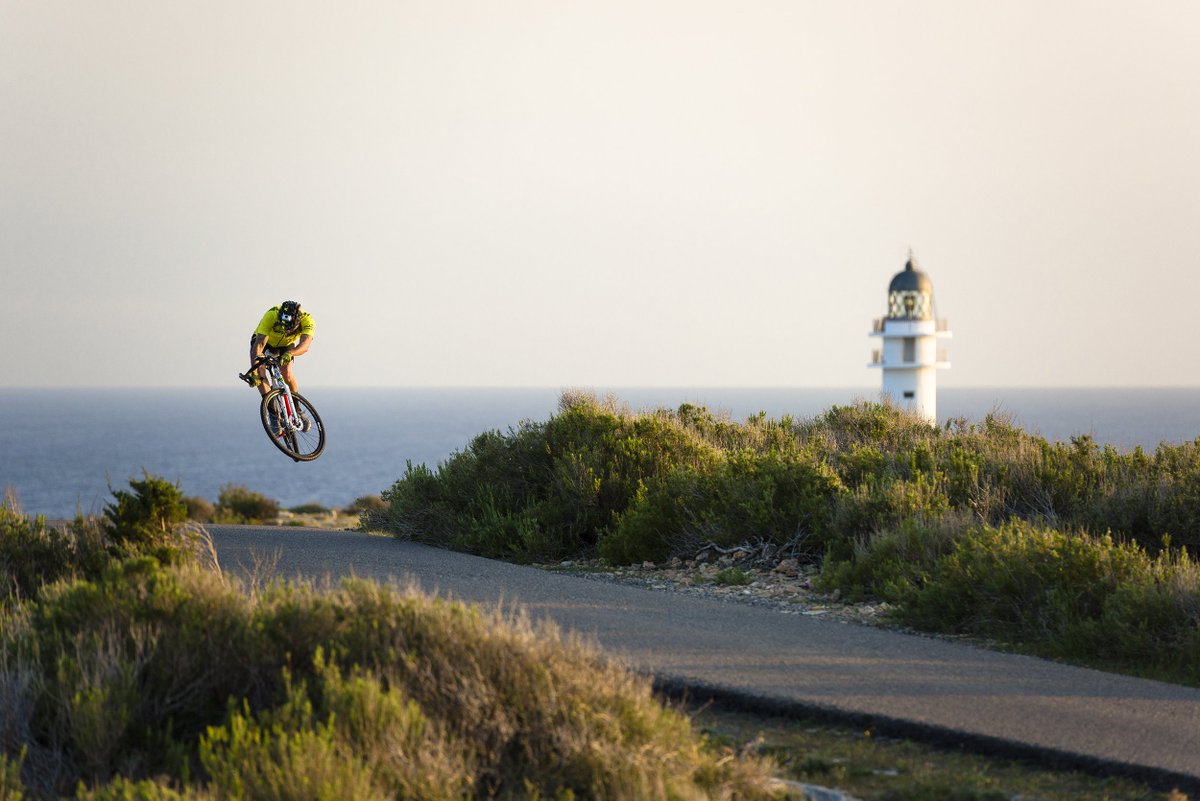 DavidCachon's tweet photo. Jumping everywhere #MakeYourOwnShortcut @visitformentera @RoseBikes @CatlikeSport @TowCar_ @SRSuntour @TwoNav_ES https://t.co/2FWLWBDhjr