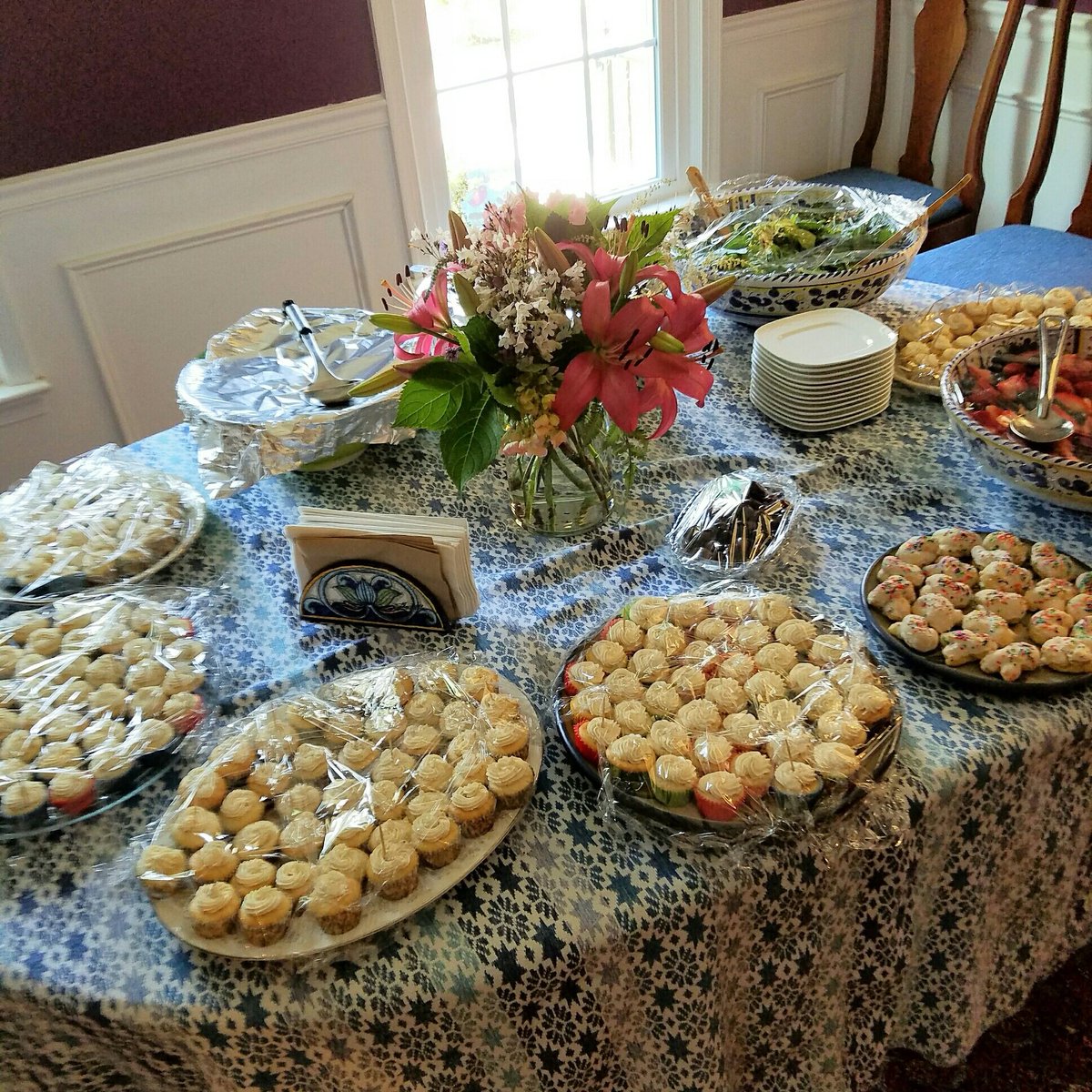 AngelaMariaHS's tweet image. Hosting Josh graduation in McLean,Virginia.Miniburgers, minicupcakes, potato salad,rugula,cranberries salad,lemonade