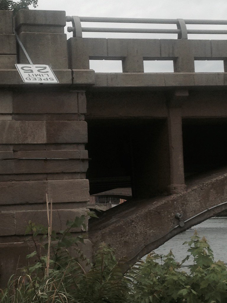 MeghanBunchman's tweet image. Call ma crazy, but I don&apos;t think this speed limit sign belongs here. #watchyourhead #fallingobjects