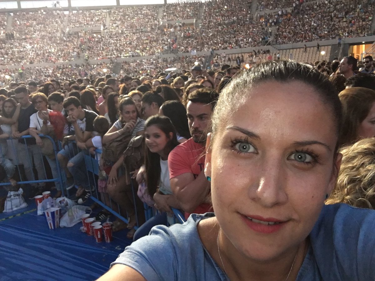 manoli_89's tweet photo. #BailandoElVientoEnSevilla tengo que decir que fue una noche inolvidable sí que sí felicidades @manuelcarrasco_ https://t.co/93agZF60UW
