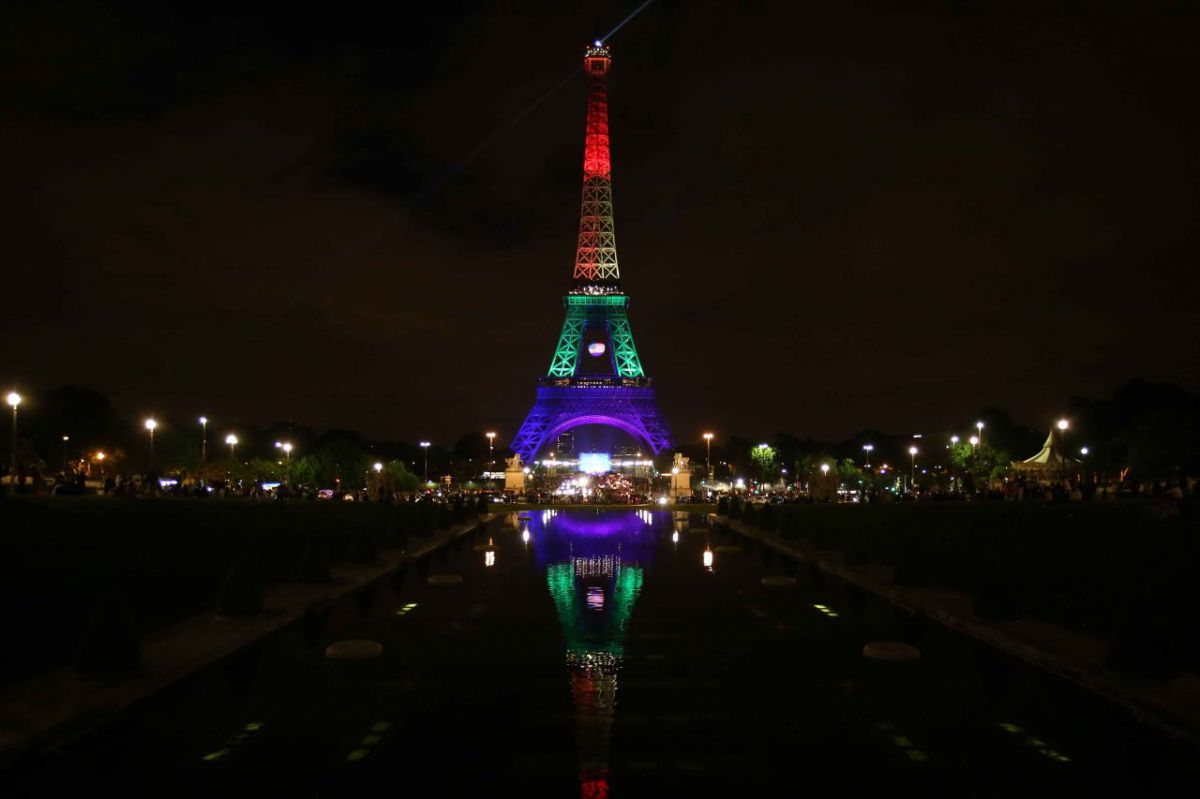 LeParisien_75's tweet photo. #Orlando : la tour Eiffel aux couleurs arc-en-ciel en hommage aux victimes https://t.co/YWuCyT6cWV https://t.co/p2JIWGpB44