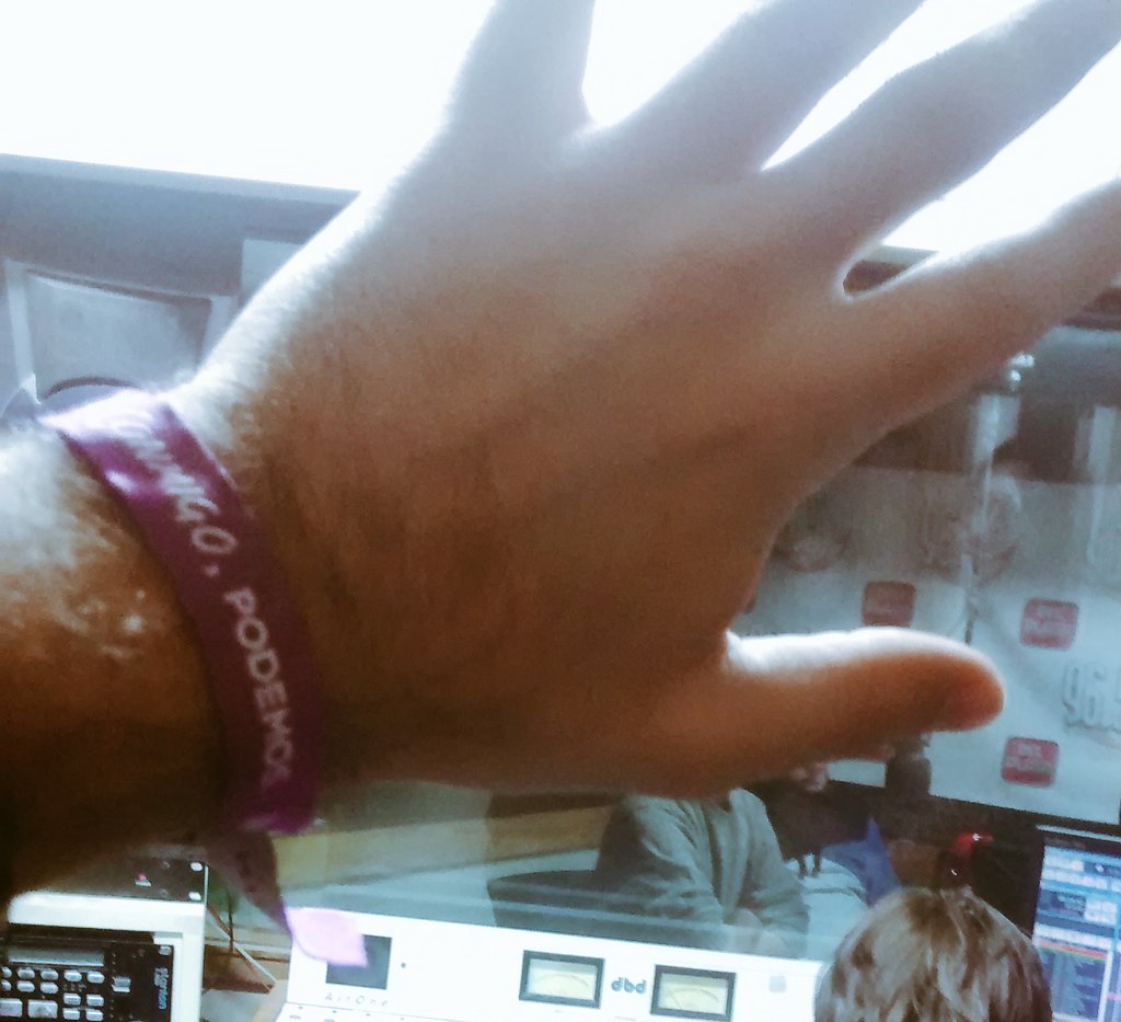 alereclus's tweet photo. Bancando a @ahorapodemos desde @ResumendelSur #ModeloDeManos https://t.co/XQFy0MlqdY