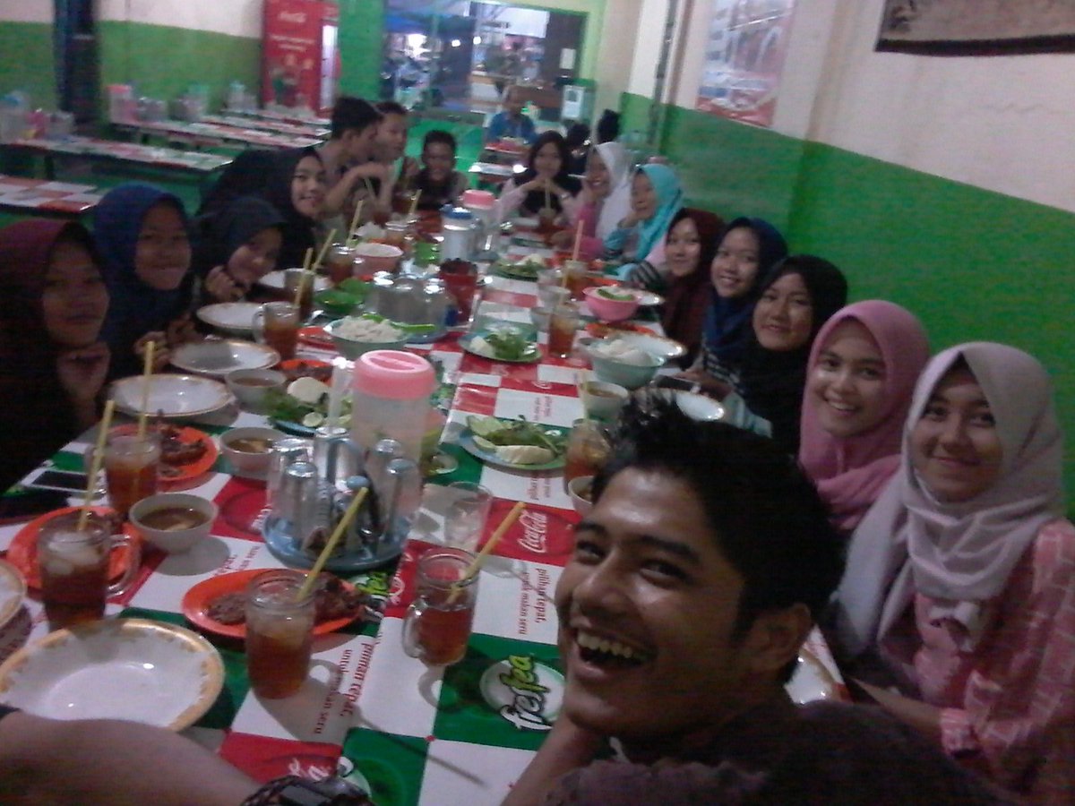 Berbuka puasalah dengan cewek yang manis2 eh maksudnya makanan yang manis2 😃