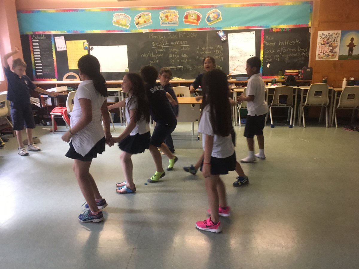 ColaTwina's tweet image. Ss Grooving and moving to the beat #danceelements #teamwork #collaborate #dancerecipe #thewave #havingfun