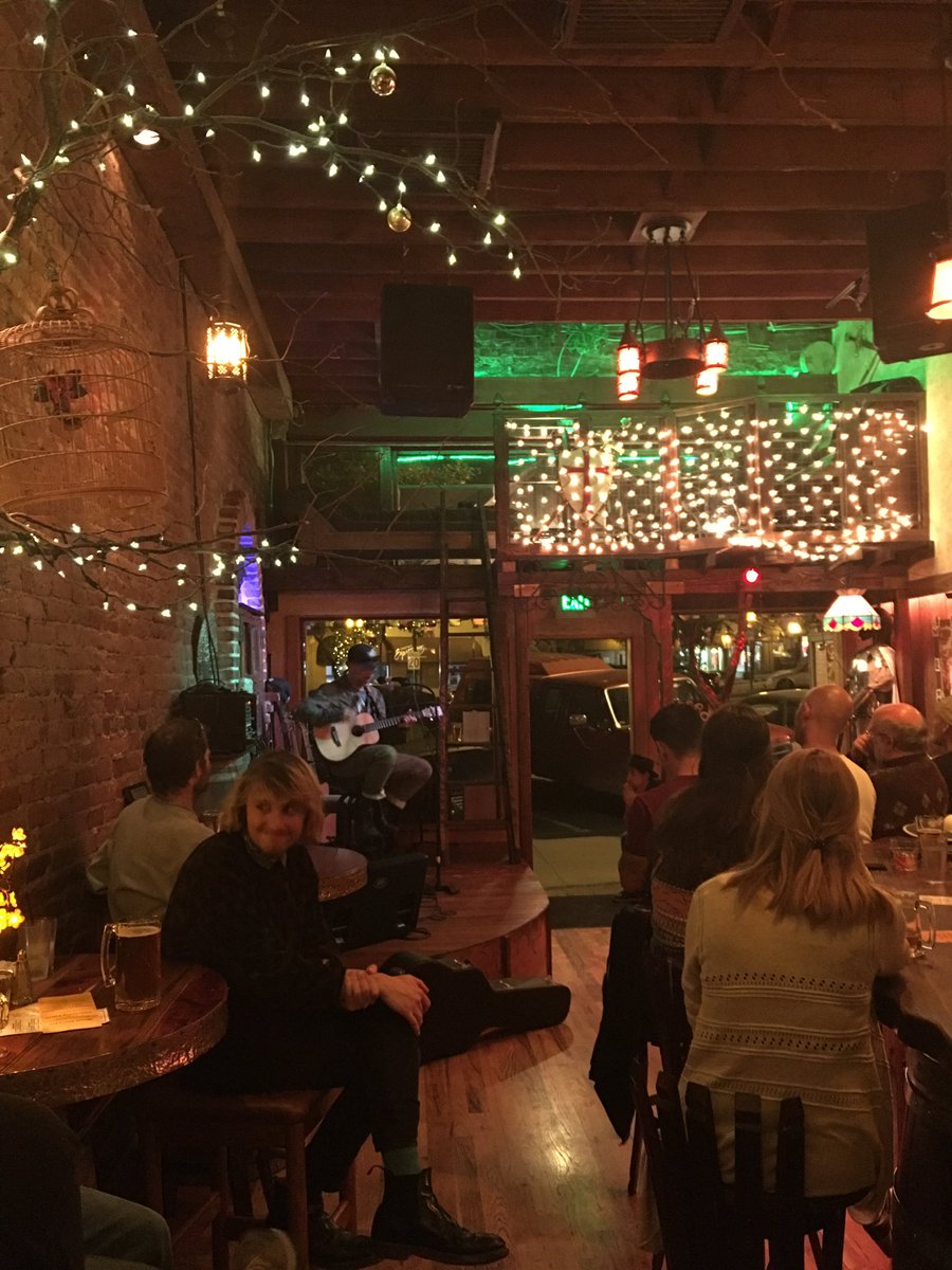 valsouthernline's tweet photo. Checking out the scene in #Ashland Oregon really great and exciting talent here! #VatSL #medford https://t.co/AaEIrL3xqO