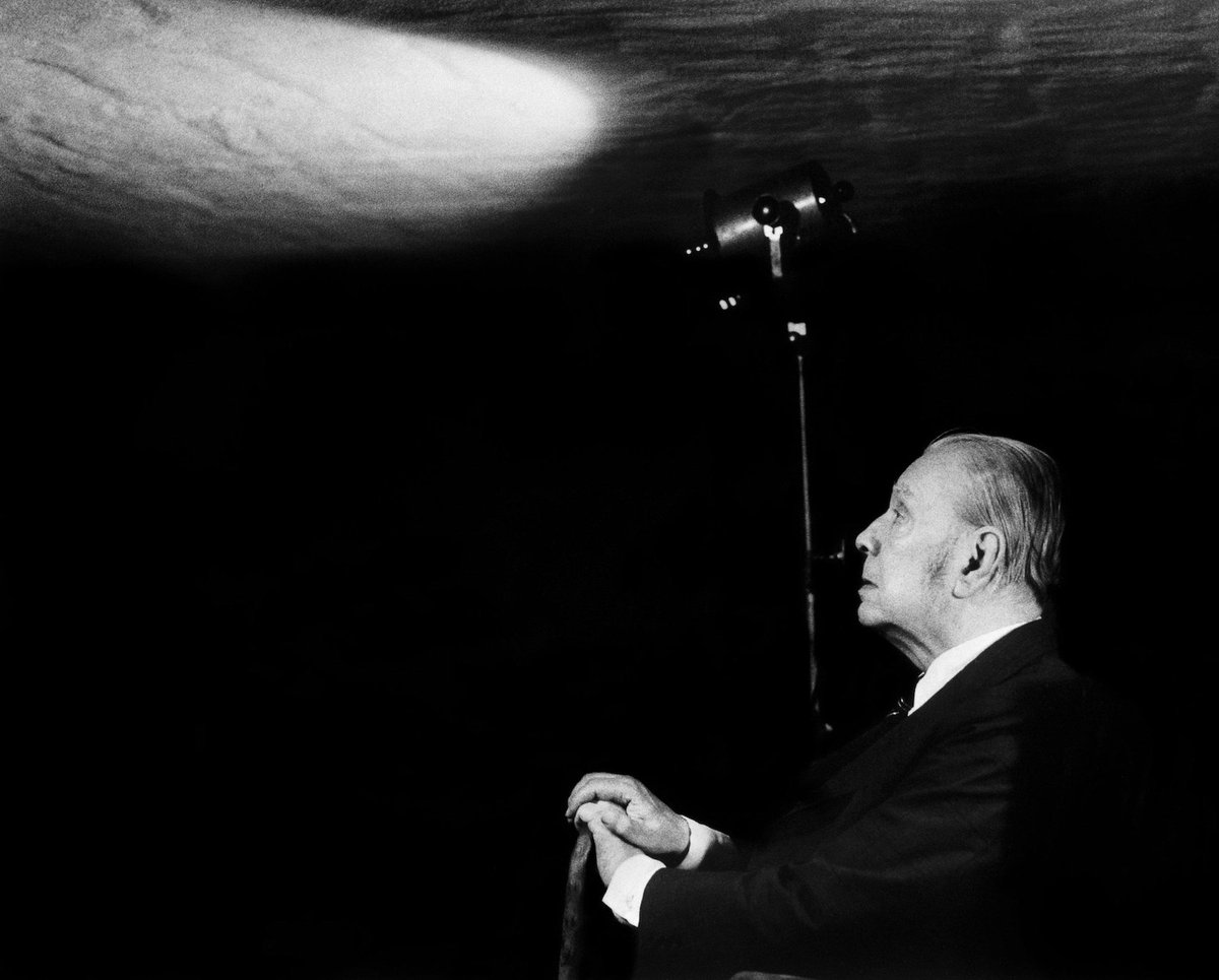RT <a href="/Filmin/">Filmin</a> Siempre imaginé que el Paraíso sería algún tipo de biblioteca 30 años sin #Borges filmin.es/pelicula/jorge…