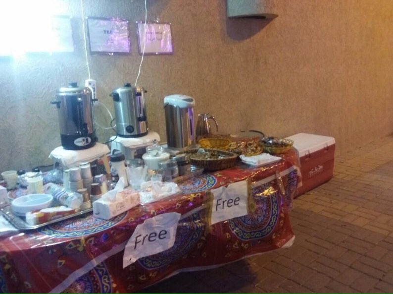 SaudiNews50's tweet photo. عائلة بـ #الرياض تضع إفطاراً للصائمين أمام منزلها .

#رمضان #السعودية #الرياض

- https://t.co/GjNu2svoIB
