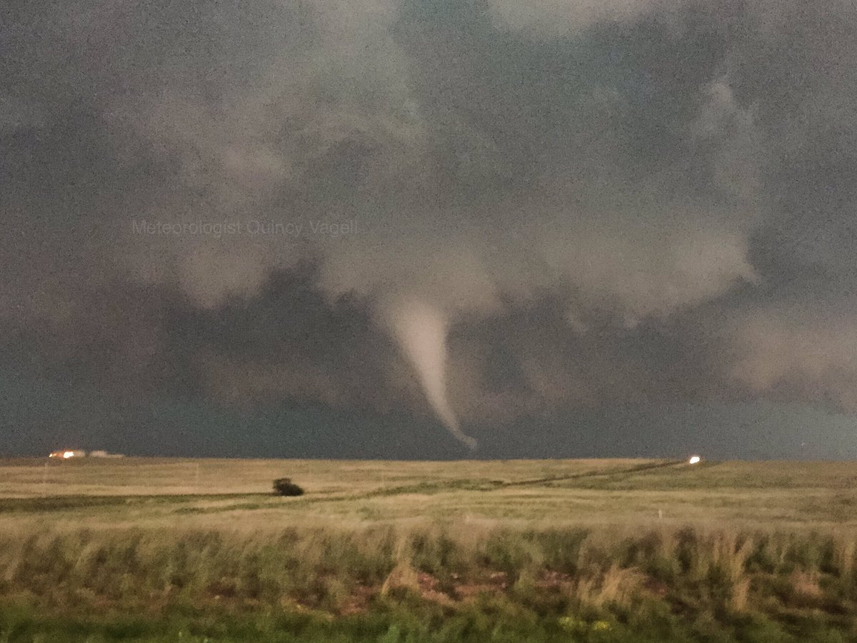 stormchaserQ's tweet photo. A tornado at 8:27 p.m. 17 miles northeast of Amarillo, Texas. #txwx @NWSAmarillo @TxStormChasers @tornadotrackers https://t.co/NlJMCDw52C