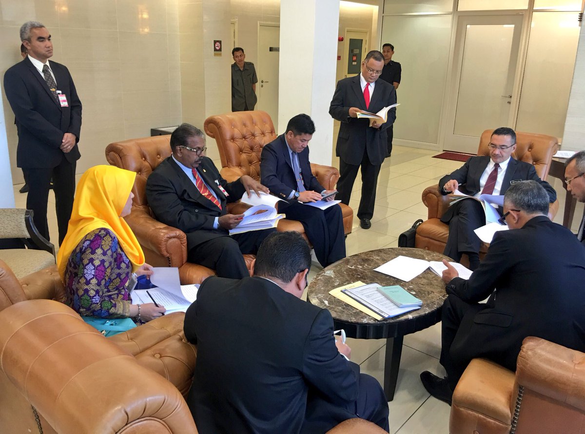 H2OComms's tweet photo. PreCouncil DS @HishammuddinH2O dr KSU @arahimradzi &amp; Bhgn Dasar @1MinDef sblm menjawab soalan di Dewan Negara re MSP https://t.co/Io2JU1ZK0N