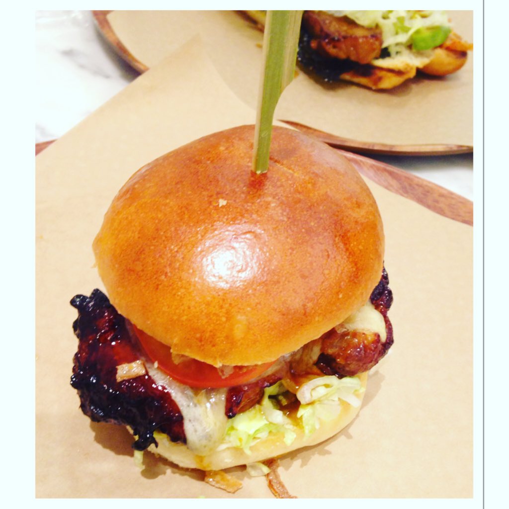 MoVernie's tweet photo. Teriyaki Chicken Burger with #TearaLab own secret wasabi mayo sauce. It's tasty! #JapaneseFusion #burger #food #fotd https://t.co/walNqdzXhB
