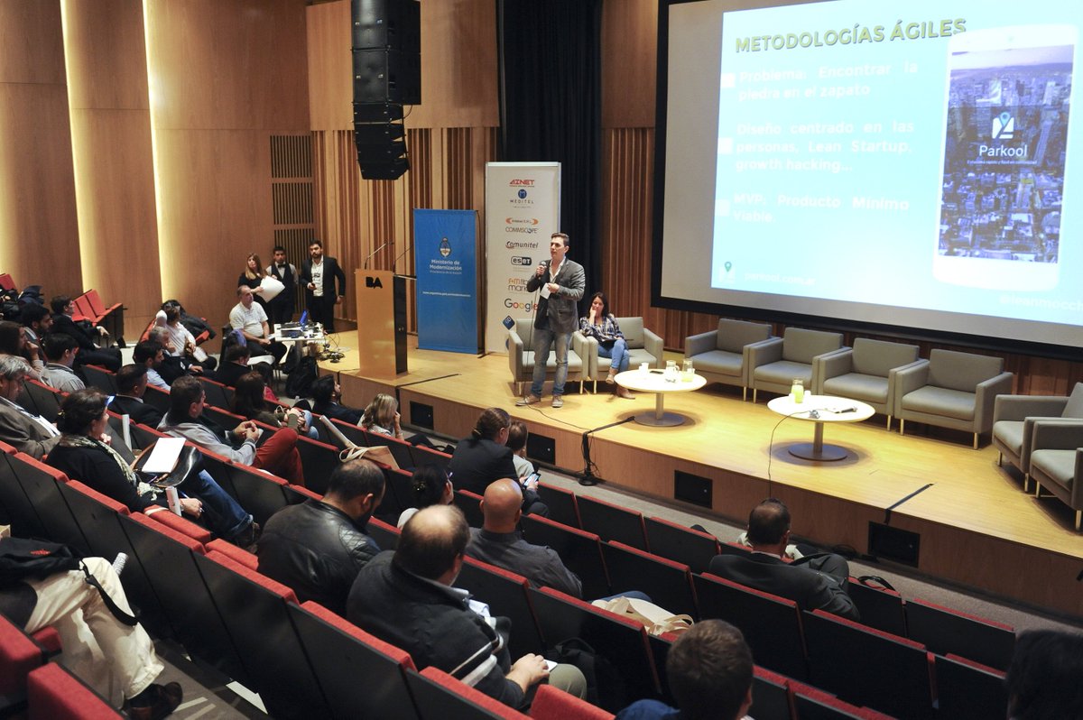 leanmocche's tweet photo. Gracias al @ModernizacionAR y a la @CabaseAr por invitarme a dar una charla en el #InternetDay2016 https://t.co/awNGReJgla