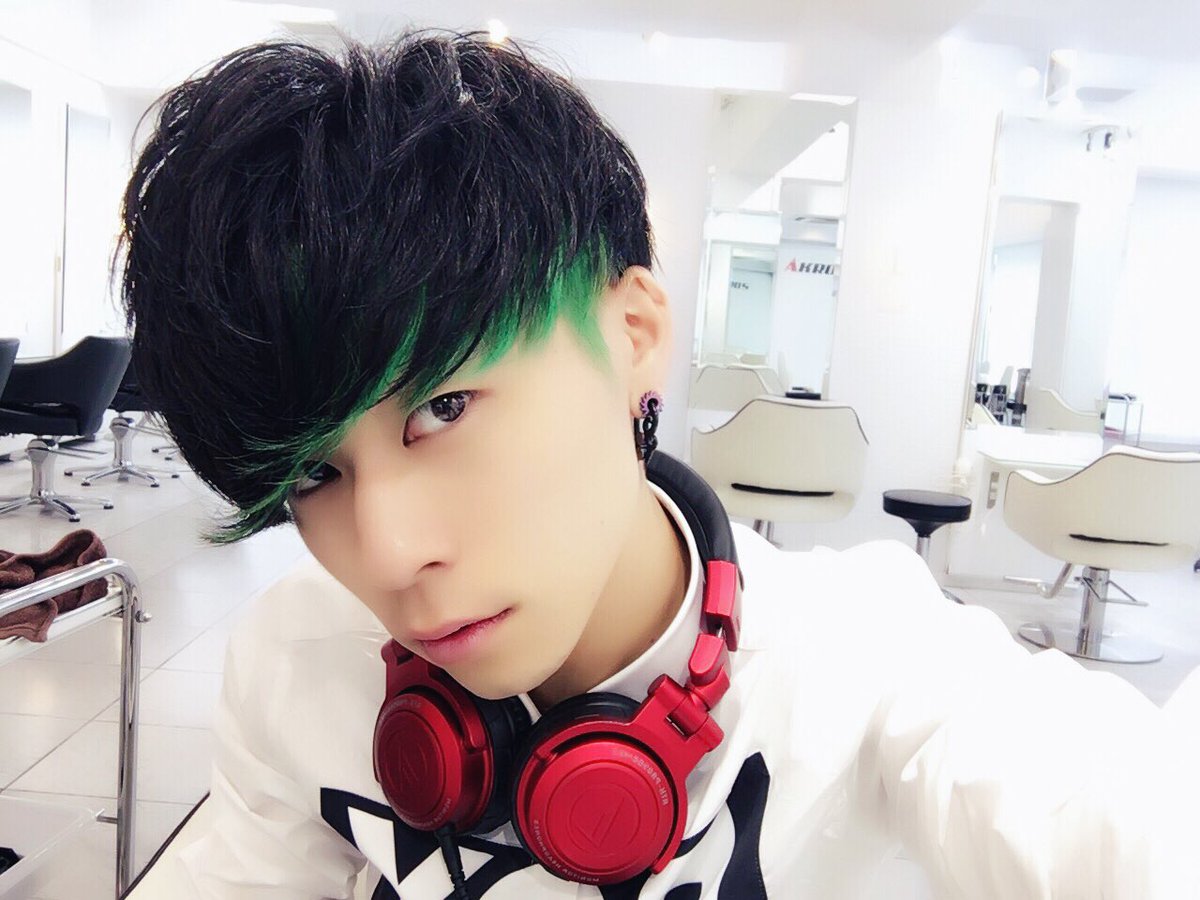 Akros 激盛り先生 成田真輝 イメチェン というか ふっかーつ ﾟwﾟ ﾉw インナーカラーでエメラルドグリーンを入れました めっちゃいい感じになりました