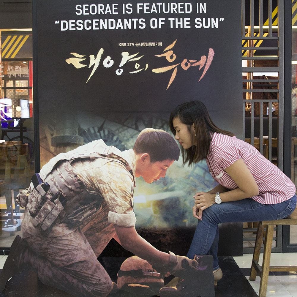 Mau foto bareng dengan Kapten Yoo Shi Jin Descendants of the Sun? Mampir ke <a href="/SeoraeJogja/">Seorae Jogja</a> <a href="/PlazaAmbarrukmo/">PLAZA AMBARRUKMO</a>