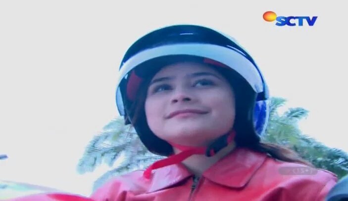 GO_Prilly's tweet photo. Senyuman diwajahmu membuat semua orang bahagia prill~ #FTVCintaAsliOrangKayaPalsu https://t.co/CCJcbFc9l8