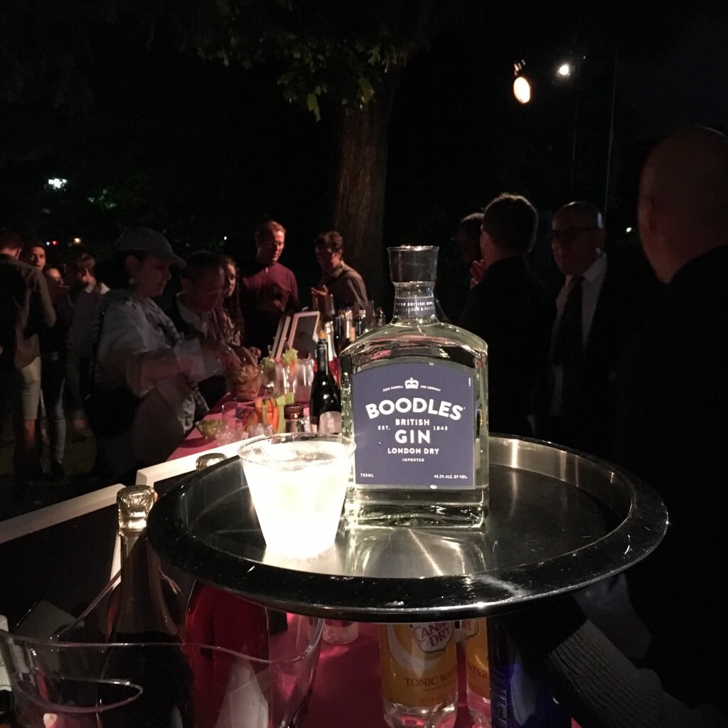 PublicTheaterNY's tweet photo. Nothing says Britain in America better than #ShakespeareinthePark… or a @BoodlesGin cocktail at an opening party. 🍋 https://t.co/iSPIzYzDpI