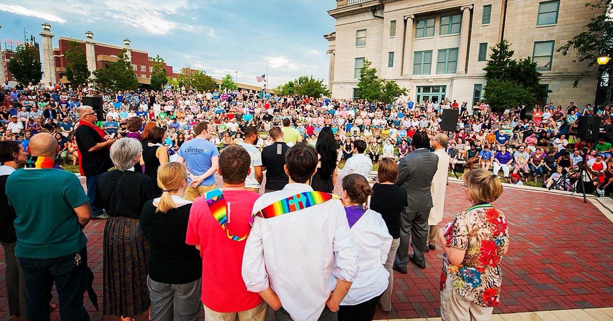 Mizzou's tweet photo. Hundreds gather outside the Boone County Courthouse to honor the Orlando victims. 💛🐯 #WeAreOrlando https://t.co/0makgQm5no