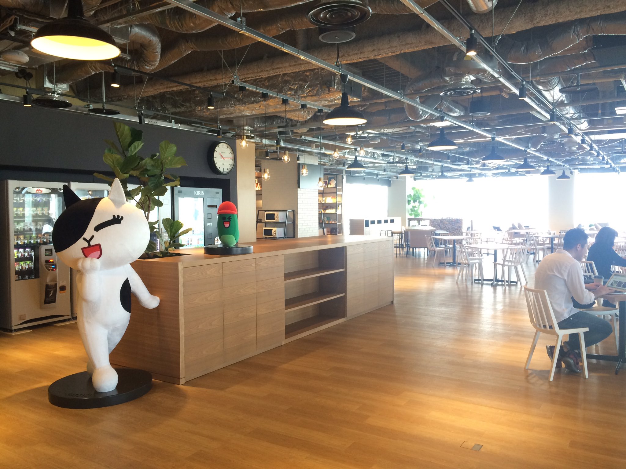 ライブドアブログ こんにちは Lineの福岡オフィスに来ております 移転したばかりの新オフィスですごく綺麗 ブラウン巨大 午後も張り切って過ごしましょう T Co Eehmqwvtze Twitter