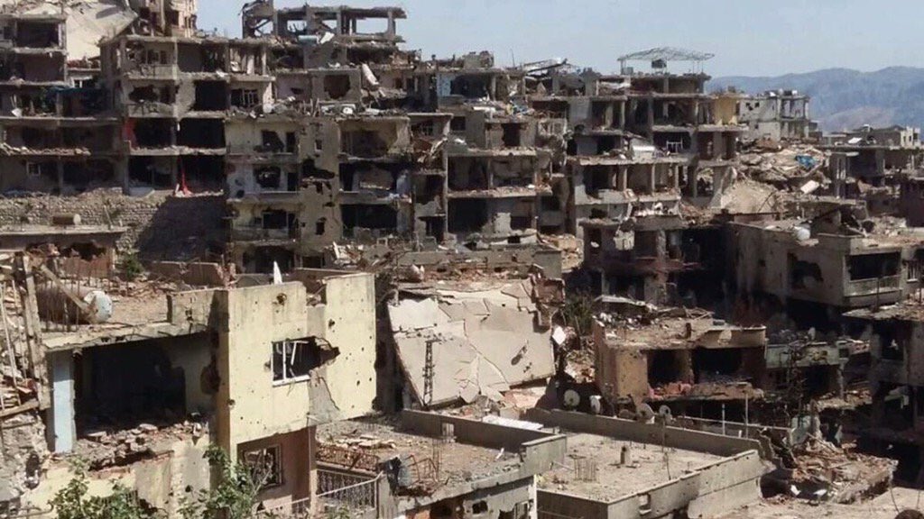 sharqkwnews_brk's tweet photo. #تركيا : 
تدمير مئات المنازل والمساجد جراء قصف مدينة #شرناق جنوب شرق البلاد من قبل الجيش التركي بالأسلحة الثقيلة https://t.co/54iylfDk4J