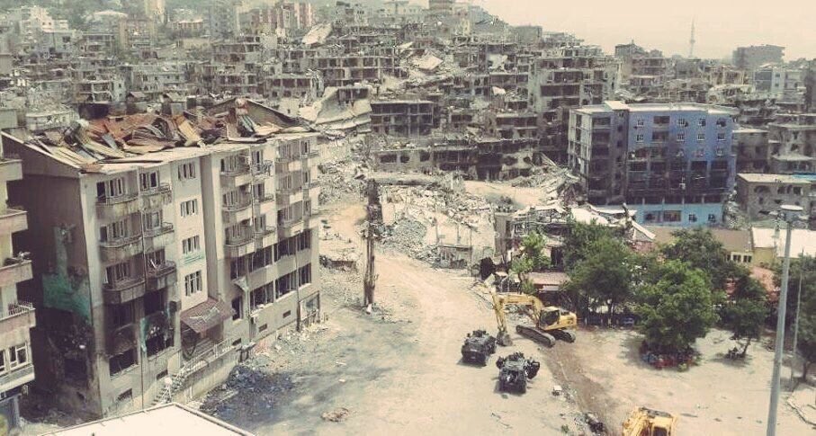 sharqkwnews_brk's tweet photo. #تركيا : 
تدمير مئات المنازل والمساجد جراء قصف مدينة #شرناق جنوب شرق البلاد من قبل الجيش التركي بالأسلحة الثقيلة https://t.co/54iylfDk4J