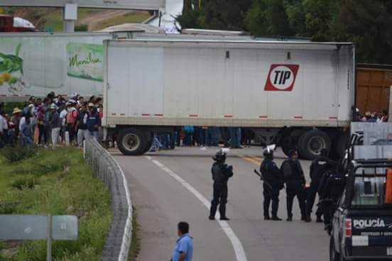 julioastillero's tweet photo. El bloqueo carretero en #Nochixtlán, para impedir que refuerzos de la PF lleguen a la cuidad de #Oaxaca https://t.co/LCPjoo9m7W