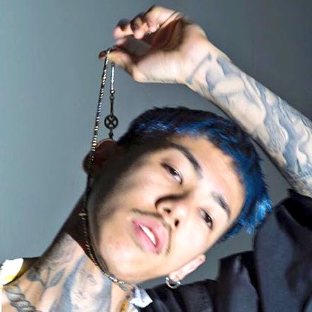 goros_info's tweet photo. #KOHH

ラッパー KOHHさんがつけているアクセサリーがビーズ一連にイーグルフックとホイールに私は見えます！
詳しく知っている人がいらっしゃれば教えてください！
よろしくお願い致します！！ #ゴローズ #goros https://t.co/Df82iWxCxV