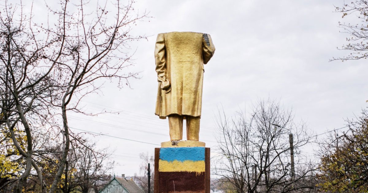 When a Lenin statue is decapitated, where does the head go? bit.ly/25YQ1Mv