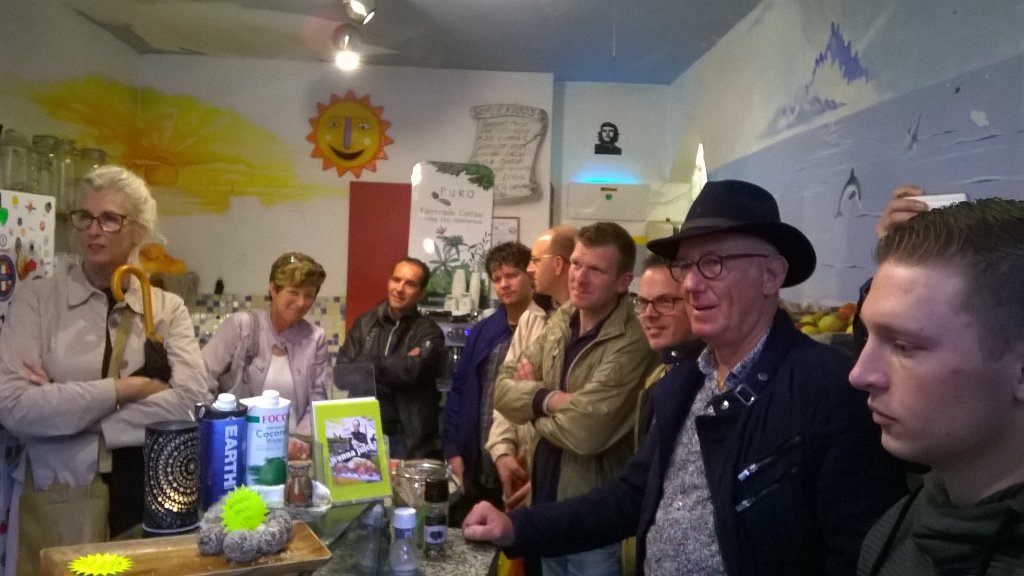 KoenvanM's tweet photo. Lachen en inspiratie bij Jay's juices, met @SVO_Opleidingen . Gezonde sapjes! https://t.co/YEF7E7hQSM