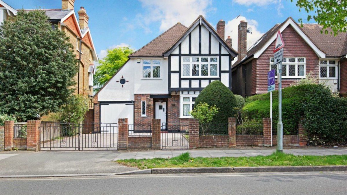 WinchesterWhite's tweet photo. Why #tennis lets put #SW19 residents in a holiday mood: https://t.co/9dKOHL8vcF. #Wimbledon https://t.co/wi2znWFJDm