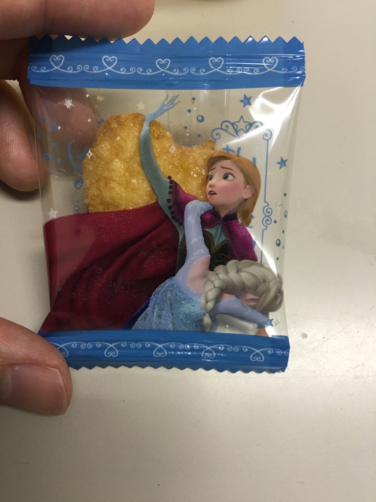 アナと雪の女王のお菓子が 酔っ払いの介抱をしているシーンにしか見えないらしい 話題の画像プラス