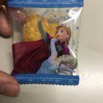 アナと雪の女王のお菓子が、酔っ払いの介抱をしているシーンにしか見えないらしい!